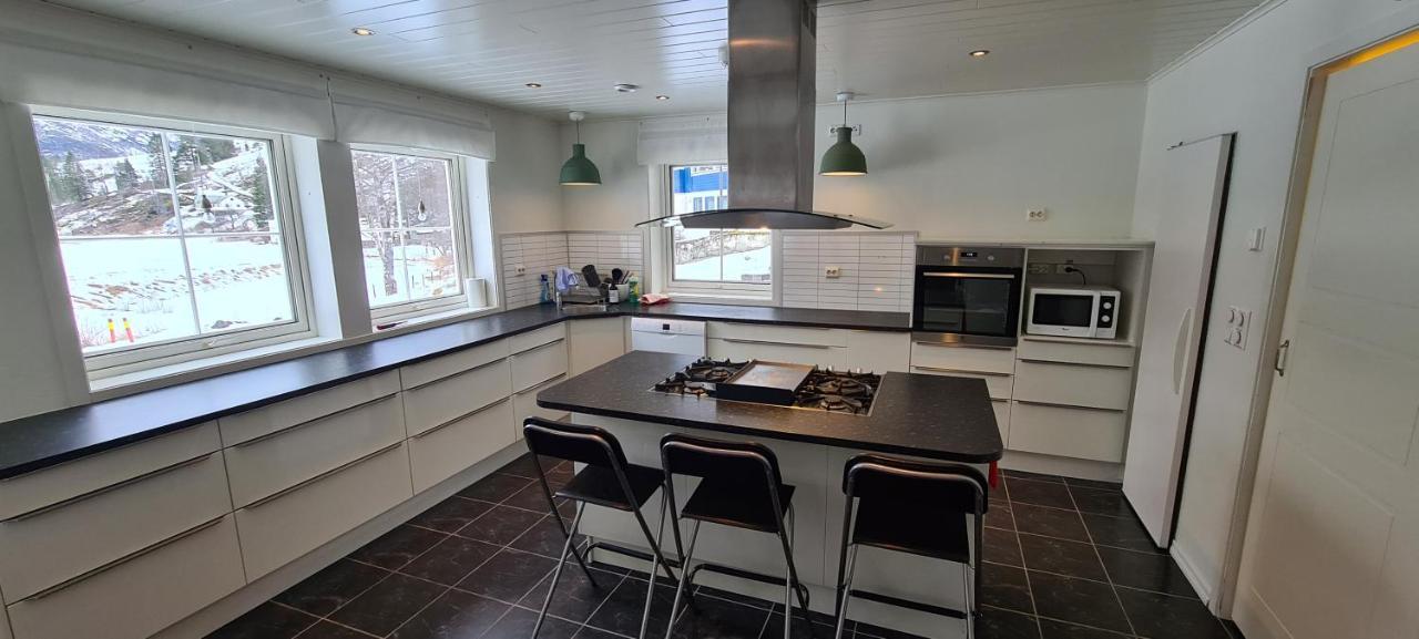 Cheerful 4-Bedroom Home With Fireplace, 1,5Km From Flam Center Aurland Exteriér fotografie