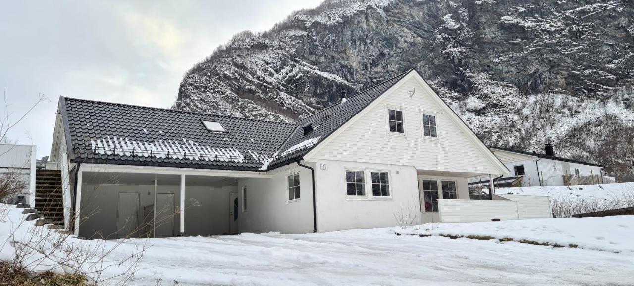 Cheerful 4-Bedroom Home With Fireplace, 1,5Km From Flam Center Aurland Exteriér fotografie